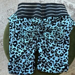 Cute booty soft lycra pants w/back pockets